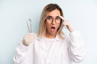 Sarışın kadın şaşırmış görünüyor, yeni bir düşünce, fikir ya da konsept fark ediyor. dişçi kavramı