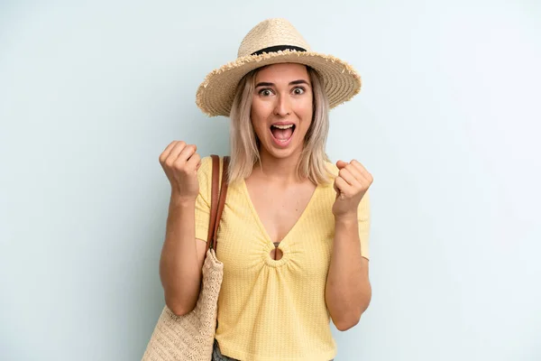 Donna Bionda Sente Scioccata Ridendo Celebrando Successo Concetto Estivo — Foto Stock