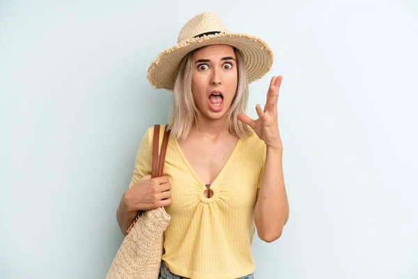 Mujer Rubia Gritando Con Las Manos Arriba Aire Concepto Verano —  Fotos de Stock