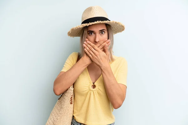 Donna Bionda Che Copre Bocca Con Mani Con Uno Shock — Foto Stock