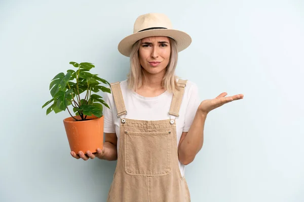 Mulher Loira Sentindo Intrigada Confusa Duvidosa Conceito Jardinagem — Fotografia de Stock