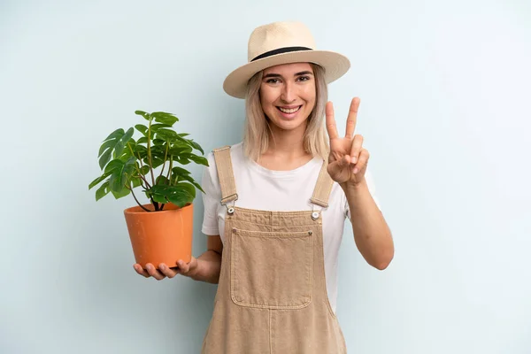 Blondynka Uśmiecha Się Wygląda Szczęśliwą Gestykulując Zwycięstwo Lub Pokój Koncepcja — Zdjęcie stockowe