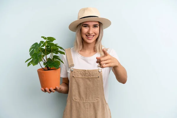 Blonde Frau Die Auf Die Kamera Zeigt Und Dich Auswählt — Stockfoto