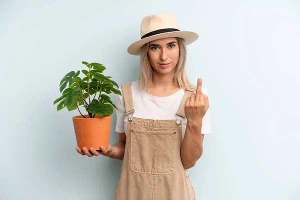 Mulher Loira Sentindo Raiva Irritado Rebelde Agressivo Conceito Jardinagem — Fotografia de Stock