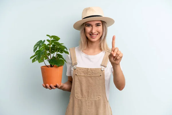 Blonďatá Žena Hrdě Sebevědomě Usmívá Zahradnický Koncept — Stock fotografie
