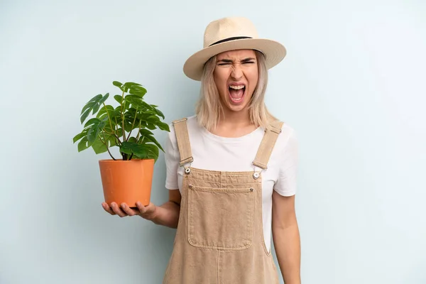 Mujer Rubia Gritando Agresivamente Luciendo Muy Enojada Concepto Gardering — Foto de Stock