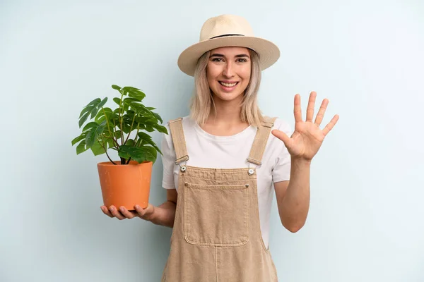 Mulher Loira Sorrindo Olhando Amigável Mostrando Número Cinco Conceito Jardinagem — Fotografia de Stock