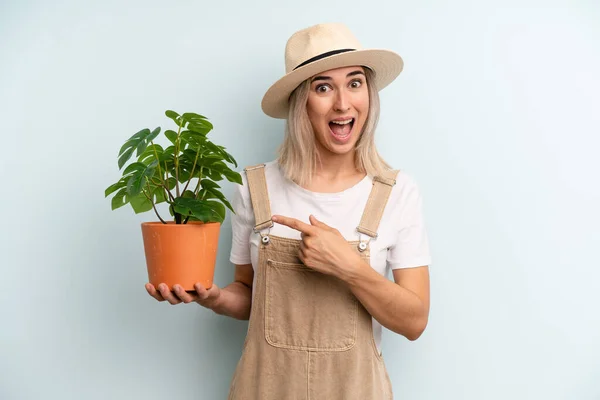 Blonde Woman Looking Excited Surprised Pointing Side Gardering Concept — Foto Stock