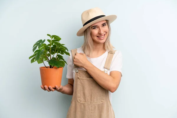 Blonde Woman Feeling Happy Facing Challenge Celebrating Gardering Concept — Foto Stock