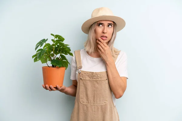 Mulher Loira Pensando Sentindo Duvidosa Confusa Conceito Jardinagem — Fotografia de Stock