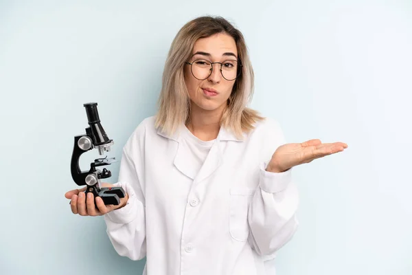 Blonde Vrouw Voelt Zich Verward Verward Twijfelend Wetenschappelijk Studentenconcept — Stockfoto