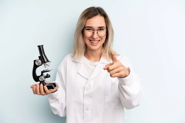 Sarışın Kadın Kamerayı Göstererek Seni Seçiyor Bilim Adamı Öğrenci Konsepti — Stok fotoğraf