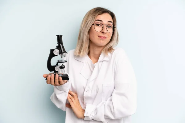 Mujer Rubia Encogiéndose Hombros Sintiéndose Confusa Incierta Concepto Estudiante Científico —  Fotos de Stock