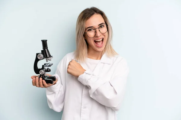 Blonde Woman Feeling Happy Facing Challenge Celebrating Scientist Student Concept — Stockfoto