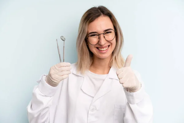 Mulher Loira Sentindo Orgulhosa Sorrindo Positivamente Com Polegares Para Cima — Fotografia de Stock