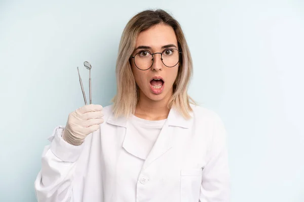 Blonde Woman Looking Very Shocked Surprised Dentist Concept — Fotografia de Stock