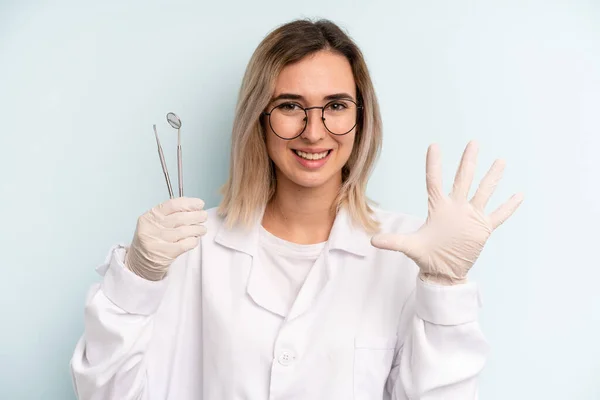 Mulher Loira Sorrindo Olhando Amigável Mostrando Número Cinco Conceito Dentista — Fotografia de Stock