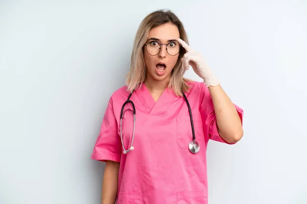 Blonde Woman Looking Surprised Realizing New Thought Idea Concept Nurse — Zdjęcie stockowe