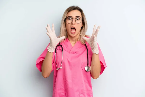 Blonde Vrouw Schreeuwen Met Handen Omhoog Lucht Verpleegkundig Concept — Stockfoto