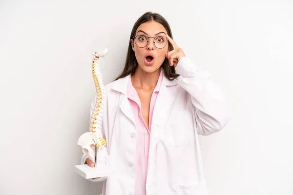 Pretty Woman Looking Surprised Realizing New Thought Idea Concept Spine — Stockfoto