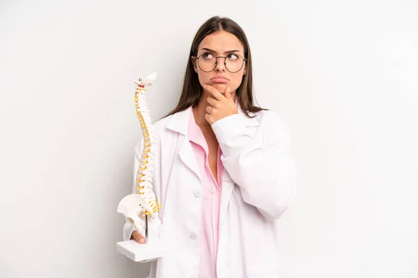 Pretty Woman Thinking Feeling Doubtful Confused Spine Specialist Concept — Stock Photo, Image