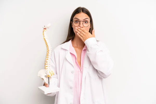 Pretty Woman Covering Mouth Hands Shocked Spine Specialist Concept — Stockfoto