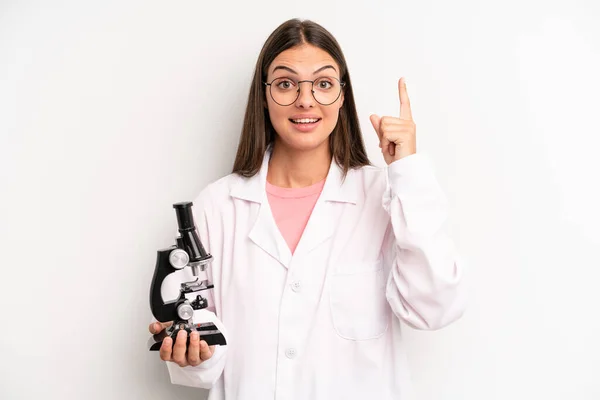 Mooie Vrouw Voelt Zich Als Een Gelukkig Opgewonden Genie Het — Stockfoto