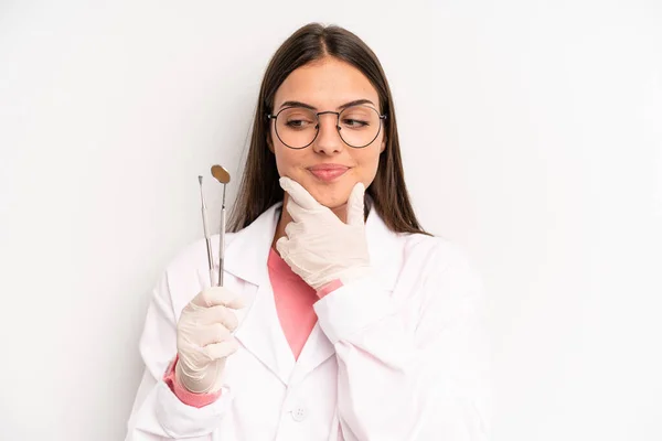 Mooie Vrouw Glimlachend Met Een Gelukkige Zelfverzekerde Uitdrukking Met Hand — Stockfoto