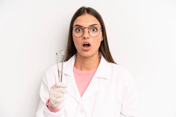 Pretty Woman Looking Very Shocked Surprised Dentist Concept — Stockfoto