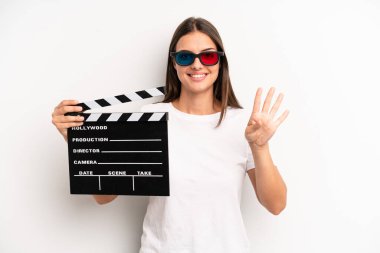 Güzel bayan gülümsüyor ve arkadaş canlısı görünüyor, dört numarayı gösteriyor. film veya film konsepti