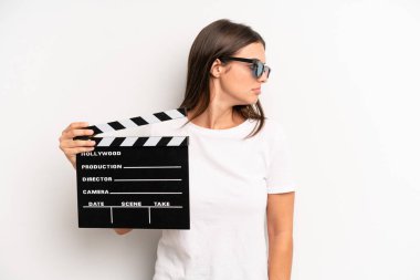 Profil görünümlü güzel bir kadın hayal kuruyor, hayal ediyor ya da hayal kuruyor. film veya film konsepti