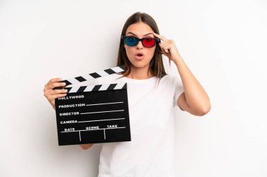 Güzel kadın şaşırmış görünüyor, yeni bir düşünce, fikir ya da konsept fark ediyor. film veya film konsepti