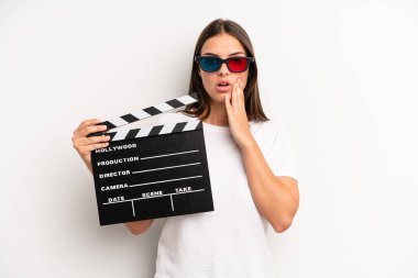 Güzel kadın şok olmuş ve korkmuş hissediyor. film veya film konsepti