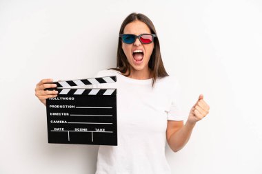 Güzel bir kadın sinirli bir ifadeyle agresif bir şekilde bağırıyor. film veya film konsepti