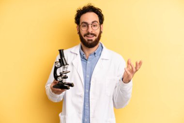 Genç adam kendini mutlu hissediyor, bir çözüm ya da fikir bulduğuna şaşırıyor. Scient öğrencisi