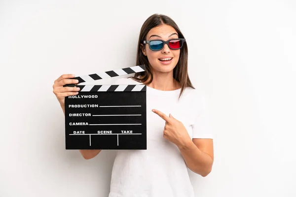 Mulher Bonita Olhando Animado Surpreso Apontando Para Lado Conceito Filme — Fotografia de Stock