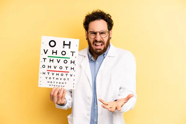 Jongeman Die Boos Geïrriteerd Gefrustreerd Kijkt Optische Zichtbaarheidstest — Stockfoto