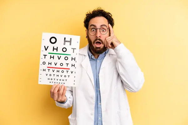 Young Man Looking Surprised Realizing New Thought Idea Concept Optical — Stock Photo, Image