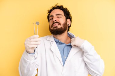 Genç adam stresli, endişeli, yorgun ve hayal kırıklığına uğramış hissediyor. dişçi kavramı