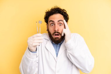 Genç adam şaşırmış görünüyor, yeni bir düşünce, fikir ya da konseptin farkına varıyor. dişçi kavramı