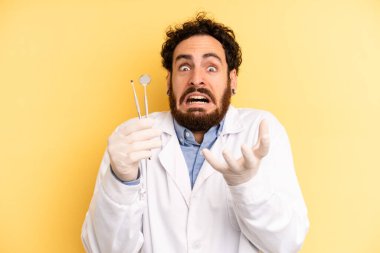 Genç adam umutsuz, hayal kırıklığına uğramış ve stresli görünüyor. dişçi kavramı