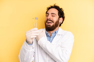 Genç adam kendini mutlu hissediyor ve bir meydan okumayla yüzleşiyor ya da kutluyor. dişçi kavramı