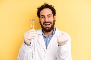 Genç adam öfkeli bir ifadeyle agresif bir şekilde bağırıyor. dişçi kavramı