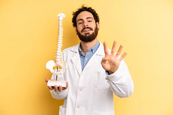 Sorrindo Parecendo Amigável Mostrando Número Quatro Conceito Especialista Coluna Vertebral — Fotografia de Stock