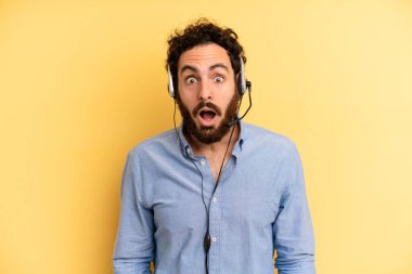 Genç adam çok şaşırmış ya da şaşkın görünüyor. tele pazarlamacı kavramı