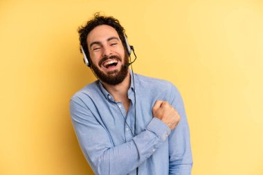 Genç adam kendini mutlu hissediyor ve bir meydan okumayla yüzleşiyor ya da kutluyor. tele pazarlamacı kavramı