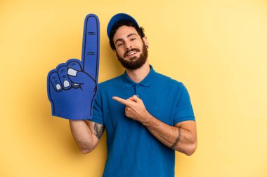 Genç adam heyecanlı ve şaşırmış görünüyor. Bir el fan konsepti