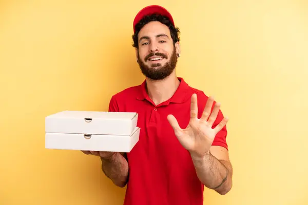 Joven Sonriendo Buscando Amigable Mostrando Número Cinco Concepto Entrega Pizza — Foto de Stock