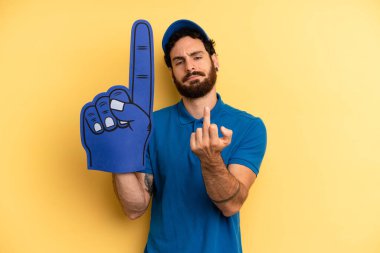 Genç adam kızgın, sinirli, asi ve agresif hissediyor. Bir el fan konsepti