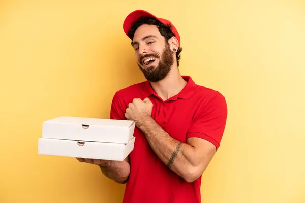 Joven Sintiéndose Feliz Enfrentándose Desafío Celebración Concepto Entrega Pizza — Foto de Stock